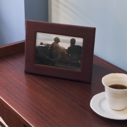 Кожаная фоторамка С Бордовая